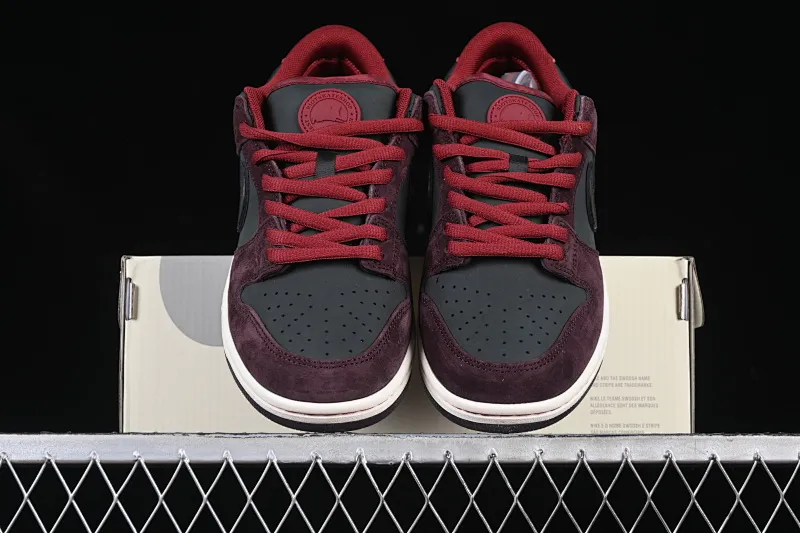 All categories Nk SB Dunk Series Nk SB Dunk Low low-top sneakers K version Riot Skateshop x Nk SB Dunk Low joint model Bordeaux red low-top casual sneakers FZ1289-200